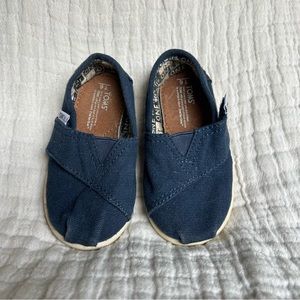 Toms | Tiny Toms Classic Canvas Shoes in Navy size 6
